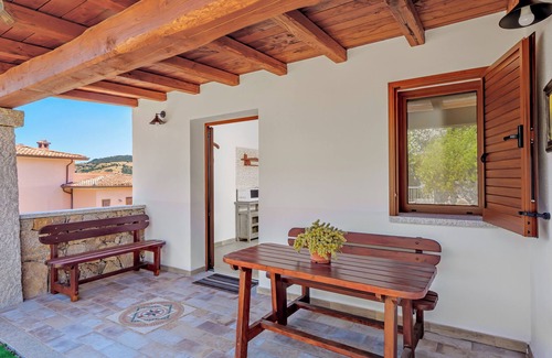 Schifoni House | Holiday Home 'La Minda' with Mountain View, Private Terrace and Wi-Fi