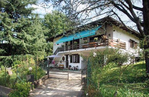 Cunardo House | Holiday Home 'Le Ore Liete Cunardo' with Private Garden, Balcony and Wi-Fi