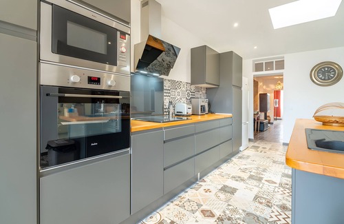 Olonzac House | Holiday Home 'Le Parcours Cathare' with Mountain View, Wi-Fi and Air Conditioning