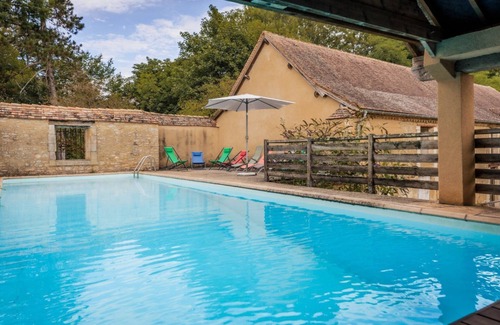 Mayac House | Holiday Home 'Le Pigeonnier' with Shared Pool, Wi-Fi and Air Conditioning