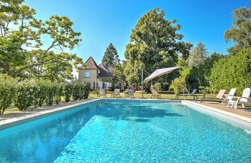 Riberac House | Holiday Home 'Le Puy Bellevue' with Private Pool, Private Terrace and Wi-Fi