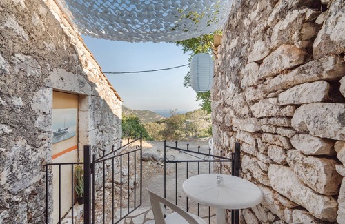Fternon House | Holiday Home 'Linaki' with Sea View, Wi-Fi and Air Conditioning