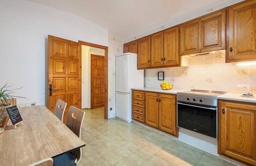Beguda House | Holiday Home 'Lledoner' with Mountain View, Shared Pool and Wi-Fi