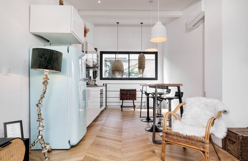 Victor Hugo - Saint-Augustin House | Holiday Home 'Loft Contemporain À 2 Pas Du Centre' with Private Terrace, Wi-Fi and Air Conditioning