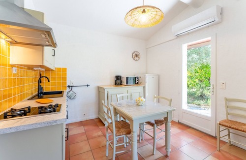 Bedoin House | Holiday Home 'Lou Cigaloun' with Shared Pool, Wi-Fi and Air Conditioning