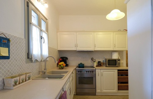 Paros House | Holiday Home 'Lou Seaside and Sunset Studio' with Sea View, Private Terrace and Wi-Fi