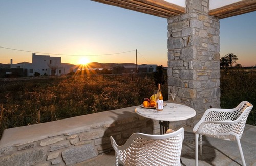 Paros House | Holiday Home 'Lou Seaside and Sunset Studio' with Sea View, Private Terrace and Wi-Fi