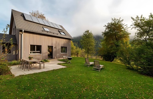 Huzenbach House | Holiday Home 'Lug Ins Tal - Ferienhaus' with Mountain View, Private Terrace and Wi-Fi