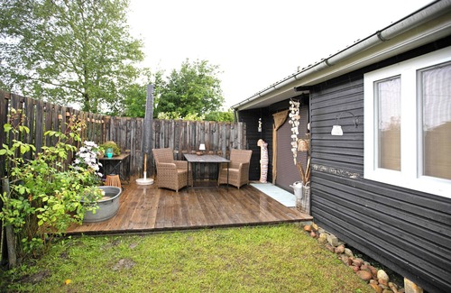 Hennstedt House | Holiday Home "Lütte Hütte" with Private Terrace and Wi-Fi