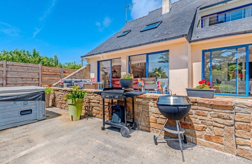 Porspoder House | Holiday Home 'Maison Avec Spa À 700m De La Plage' with Private Terrace, Private Garden and Wi-Fi