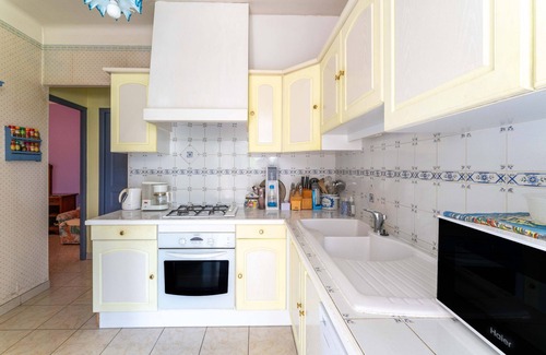 Faucon House | Holiday Home 'Maison Avec Vue Sur Le Ventoux' with Mountain View, Private Terrace and Wi-Fi