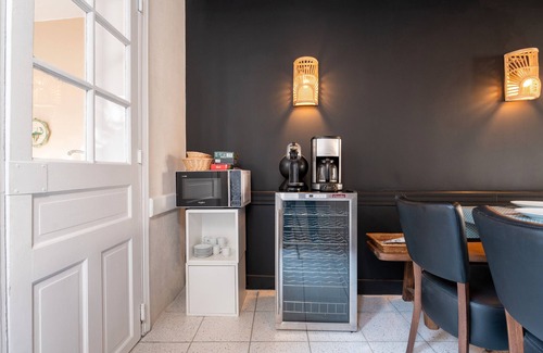 Groix House | Holiday Home 'Maison De Vacances' with Private Terrace, Private Garden and Wi-Fi