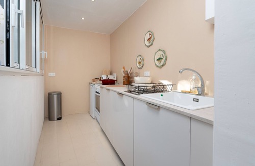 Groix House | Holiday Home 'Maison De Vacances' with Private Terrace, Private Garden and Wi-Fi