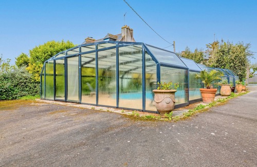 Le Conquet Cottage | Holiday Home 'Maison 6 Personnes Avec Piscine' with Private Pool and Wi-Fi