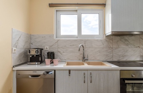 Loutraki House | Holiday Home 'Maisonette Maria' with Balcony, Wi-Fi and Air Conditioning