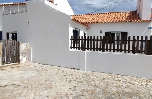 Azenhas do Mar House | Holiday Home 'Mar E Sol' with Sea View, Private Terrace and Wi-Fi