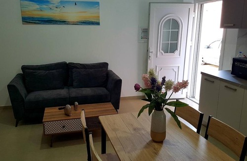 Episkopi House | Holiday Home 'Maravel House' with Sea View, Wi-Fi and Air Conditioning
