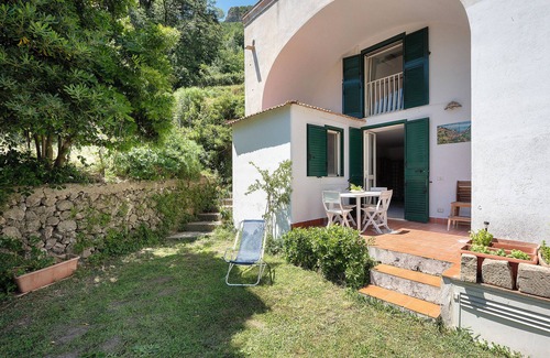 Maiori House | Holiday Home 'Mare E Limoni' with Sea View, Wi-Fi and Air Conditioning
