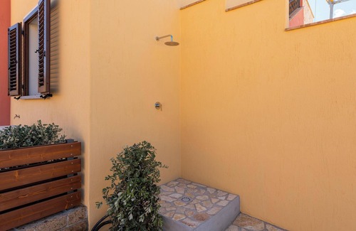 Villasimius House | Holiday Home 'Mattia House' with Mountain View, Wi-Fi and Air Conditioning