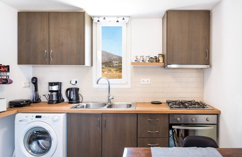Ios House | Holiday Home 'Mentas House' with Private Terrace, Wi-Fi and Air Conditioning