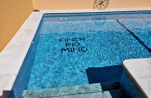 O Rosal House | Holiday Home 'Mino Lodge' with Mountain View, Shared Pool and Wi-Fi