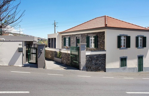 Estrela da Calheta House | Holiday Home 'Mother's House' with Sea View, Private Terrace and Wi-Fi