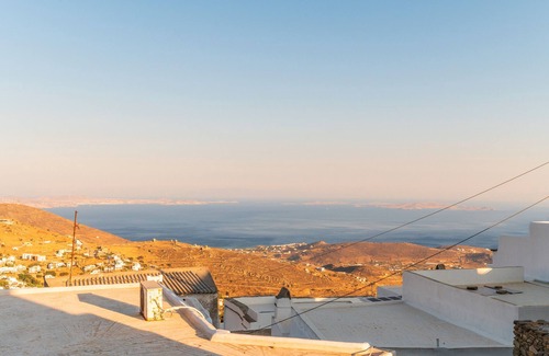 Arnados House | Holiday Home 'Nikos - Tinos - Arnados' with Sea View and Shared Terrace