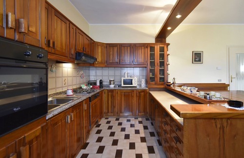 Castellaro Lagusello House | Holiday Home 'Nonna Rina' with Relaxing Terrace in a Beautiful Landscape
