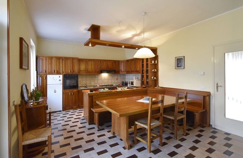 Castellaro Lagusello House | Holiday Home 'Nonna Rina' with Relaxing Terrace in a Beautiful Landscape