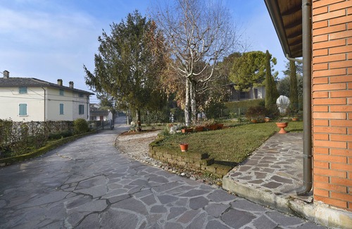 Castellaro Lagusello House | Holiday Home 'Nonna Rina' with Relaxing Terrace in a Beautiful Landscape