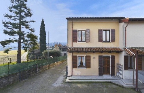 Castellaro Lagusello House | Holiday Home 'Nonna Rina' with Relaxing Terrace in a Beautiful Landscape