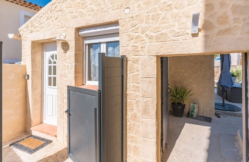 Miramas House | Holiday Home 'Paul Et Sophie' with Private Terrace and Wi-Fi