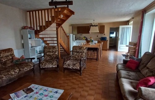 Pluguffan House | Holiday Home 'Pays Entre Terre Et Mer' with Private Terrace, Private Garden and Wi-Fi
