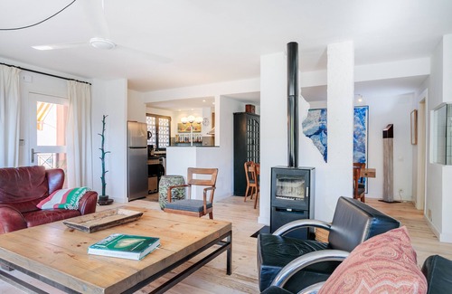 Los Arenales del Sol House | Holiday Home 'Pinos Y Mar' with Sea View, Wi-Fi and Air Conditioning