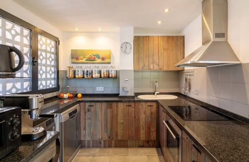 Los Arenales del Sol House | Holiday Home 'Pinos Y Mar' with Sea View, Wi-Fi and Air Conditioning