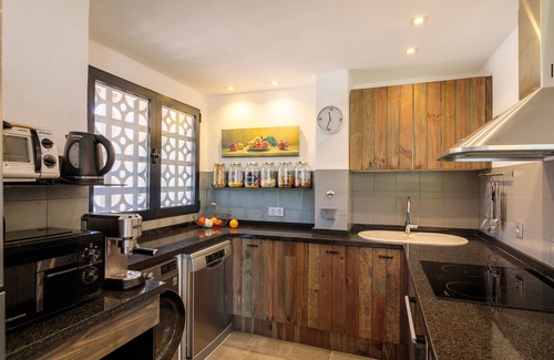 Los Arenales del Sol House | Holiday Home 'Pinos Y Mar' with Sea View, Wi-Fi and Air Conditioning