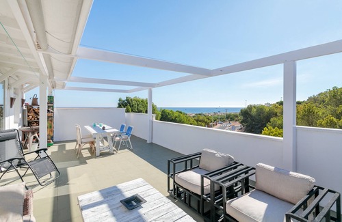 Los Arenales del Sol House | Holiday Home 'Pinos Y Mar' with Sea View, Wi-Fi and Air Conditioning