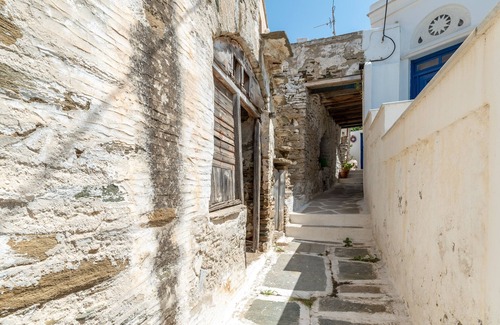 Megas Yialos-Nites House | Holiday Home 'Platia Tinos Cycladic Cottage' with Mountain View, Private Terrace and Balcony