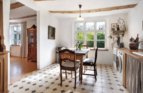 Suederholz House | Holiday Home 'Pommernhuus An De Kark' with Private Garden