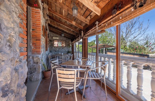 Isla House | Holiday Home 'Posada Paraso Iris' with Mountain View, Private Garden and Wi-Fi