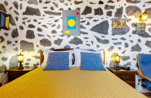 Calheta de Nesquim House | Holiday Home 'Adega Velha' with Sea View, Private Garden and Wi-Fi