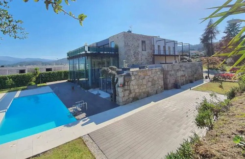 Britelo House | Holiday Home Quinta do Nascimento with Mountain View, Pool, Wi-Fi, A/C & Terrace