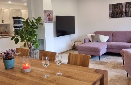 Zulpich House | Holiday Home 'Q1' with Private Terrace, Private Garden and Wi-Fi