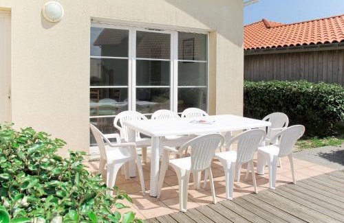 Biscarrosse Plage House | Holiday Home Résidence Dune Blanche - Soleil by Interhome