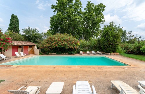 Fourques House | Holiday Home 'Réattu' with Shared Pool, Wi-Fi and Air Conditioning