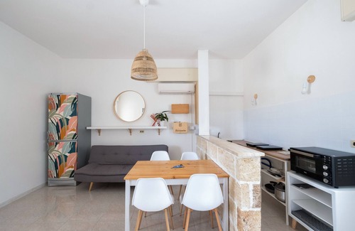 Scala di Furno Apartment | Holiday Home 'Rent A Break - Oleandro' with Shared Garden, Wi-Fi and Air Conditioning