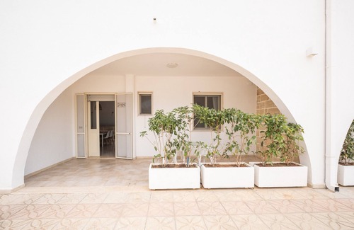 Scala di Furno Apartment | Holiday Home 'Rent A Break - Oleandro' with Shared Garden, Wi-Fi and Air Conditioning