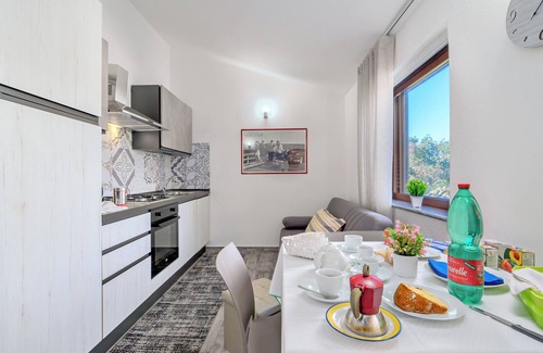 San Teodoro House | Holiday Home 'Residenza La Perla' with Air Conditioning