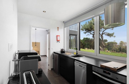 Biscoitos House | Holiday Home "Rocha do Mar 1" with Sea View, Shared Pool & Wi-Fi