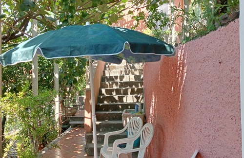Sestri Levante Apartment | Holiday Home 'Roses House' with Mountain View, Wi-Fi and Air Conditioning
